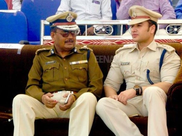 How much does an IPS officer get monthly?