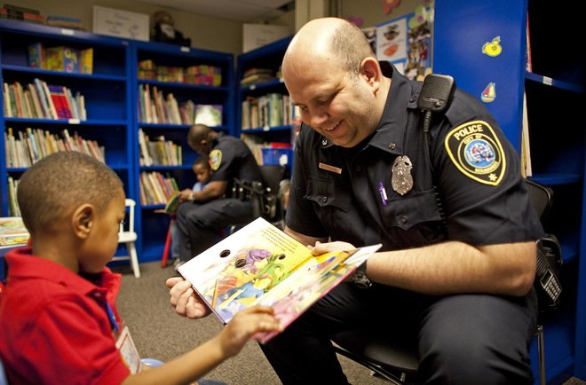 Milwaukee police arm children with books